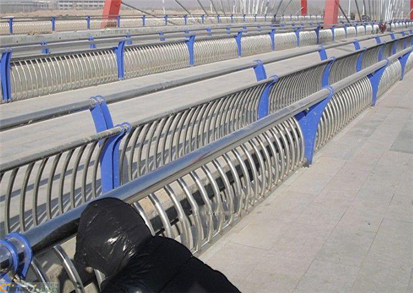 萍乡不锈钢复合管护栏一种安全而耐用的防护解决方案